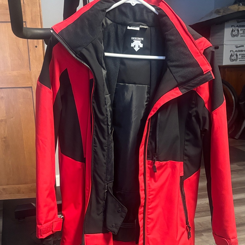 Descente Boys Bold Red and Black Ski Jacket

Brand New!! Honestly never worn